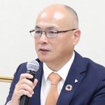 記者会見する住友ゴム工業の新社長に内定した国安恭彰取締役常務執行役員（同社提供）