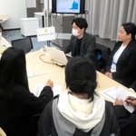 交流を深める企業の人事担当者らと外国人留学生＝神戸市西区、流通科学大（みなと銀行提供）