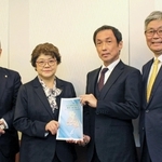 兵庫県と神戸市への提言書を取りまとめた神戸経済同友会の種橋伯子・提言特別委員長（中央左）とメンバーら＝神戸市中央区港島中町６