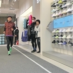 店内に設置されたトラック。走って履き心地を確認できる＝大阪市北区、アシックスグランフロント大阪