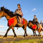 大丸神戸店が企画した「開運・午（うま）づくしの初夢袋」に含まれる乗馬体験のイメージ（同店提供）