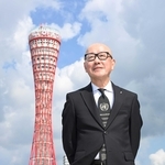 ポートタワーを背に神戸の町を眺める矢崎和彦社長＝神戸市中央区波止場町（撮影・大田将之）