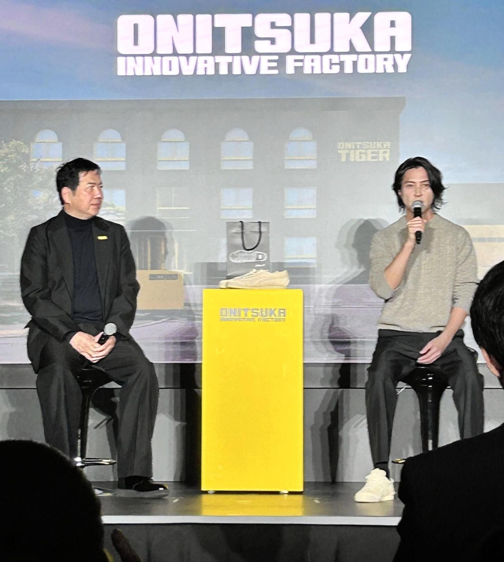 山下智久さん構想2年の靴完成「友人のような靴」 オニツカタイガーと