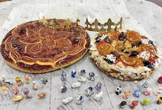 ガレット・デ・ロワ（左）とパン生地のクーロンヌ・デ・ロワ。手前は生地の中に入る陶器の人形＝神戸市中央区港島中町６