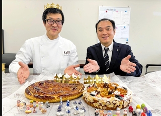 「ガレット・デ・ロワ」の催しをＰＲする兵庫県洋菓子協会の栗原栄徳副会長（左）ら＝神戸市中央区港島中町６