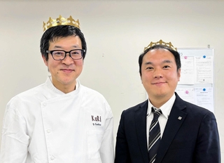 「ガレット・デ・ロワ」の催しをＰＲする兵庫県洋菓子協会の栗原栄徳副会長（左）と、協力するユーハイムの藤本浩二課長＝神戸市中央区港島中町６