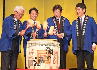 鏡開きをする（右から）李相烈駐神戸大韓民国総領事、久元喜造神戸市長、斎藤元彦兵庫県知事、川崎博也神戸商工会議所会頭＝５日午後、神戸市中央区港島中町６、神戸ポートピアホテル（撮影・丸山桃奈）