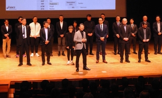 今年の抱負などを語ったアシックスの富永満之社長（手前中央）と幹部ら＝神戸市中央区浪花町、神戸朝日ホール