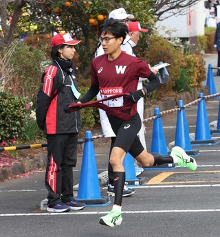 アシックスのシューズを履いて走る早稲田大５区の工藤慎作選手＝２日、神奈川県小田原市