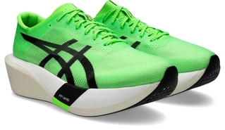 アシックスのランニングシューズ「メタスピードエッジトウキョウ」（同社提供）