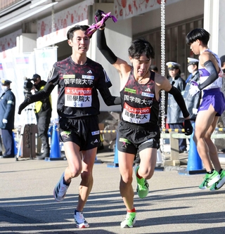 箱根駅伝７区で区間賞に輝いた国学院大の高山豪起選手（右）＝３日、神奈川県小田原市