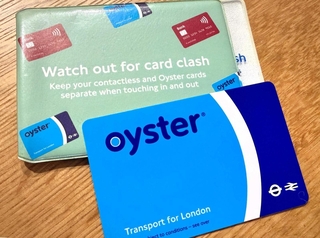 ロンドンの公共交通で利用できるＩＣカード「オイスターカード」（筆者提供）