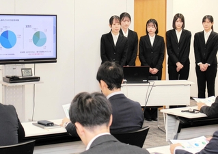 若年層の口座獲得に向けた具体策を発表する武庫川女子大の学生たち＝神戸市中央区多聞通２
