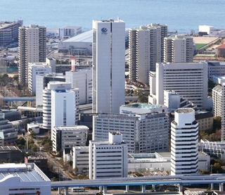 「神戸ファッションタウン」で、ひときわ背の高いワールドの本社ビル＝２０２２年１月、神戸市中央区港島中町６