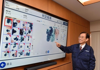 製品化を目指す「がん細胞診断支援システム」を説明するブレインの神戸壽会長。細胞の画像から、ＡＩで悪性度を判定する＝西脇市鹿野町