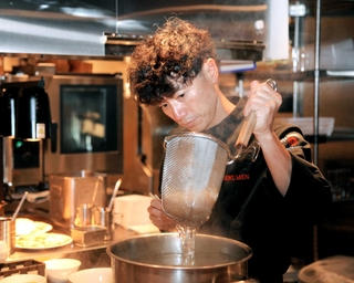 大阪・関西万博で好評を博したケンミン食品のグルテンフリーラーメン。共同開発に尽力した大西益央さん＝神戸市中央区海岸通５