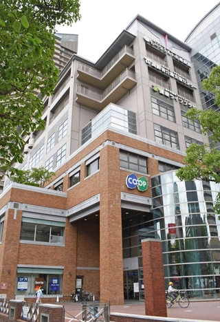 コープ兵庫が入るビル＝神戸市兵庫区駅南通５