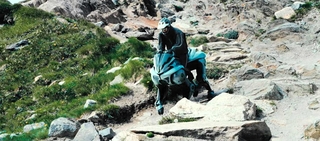 コルレオのＣＧ動画の一場面。ライダーの操縦で岩場を駆けていく（川崎重工業提供）