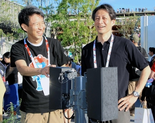 大阪・関西万博の閉幕日、自社で手がけたスピーカーを前に立つＴＯＡの仁子泰輔万博推進課長（左）と伊代敬営業戦略部長＝２０２５年１０月１３日、大阪市此花区の夢洲