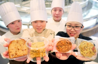 有馬芳香堂や神戸国際調理製菓専門学校が共同開発した焼き菓子＝神戸市中央区栄町通３