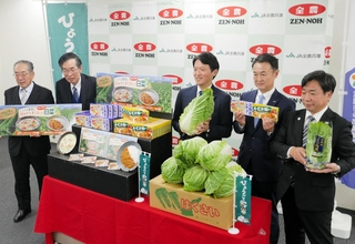 「淡路島産ハクサイを入れてカレーとシチューを食べよう」と呼びかける、ハウス食品とＪＡグループの関係者ら＝神戸市中央区海岸通