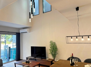 積水ハウスと関西住宅販売が手がけた耐震住宅。大きな窓を設けられる＝尼崎市南武庫之荘３