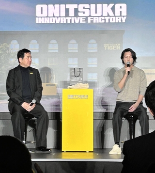 オニツカタイガーのコラボ靴について語る山下智久さん（右）とアシックスの庄田良二オニツカタイガーカンパニー長＝鳥取県境港市渡町