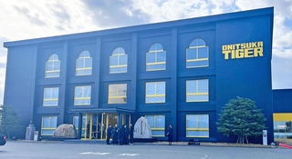 ブランドを象徴する黒と黄色に彩られた「オニツカイノベーティブファクトリー」＝鳥取県境港市渡町