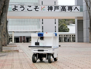 校内を自律走行する配送ロボット＝神戸市立工業高等専門学校