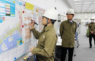 日銀神戸支店の訓練で、職員の安否状況などを書き込んでいく職員＝神戸市中央区京町