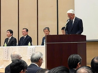 兵庫県内の大阪湾岸エリアの高速道路建設促進に向け、あいさつする神戸商工会議所の川崎博也会頭＝神戸市中央区港島中町６