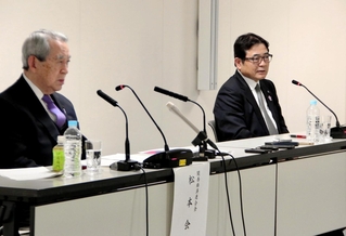 関西３空港懇談会後の会見で、２０３０年４月に国際定期便就航を目指す方針を説明する山谷佳之関西エアポート社長（右）＝１８日午後、大阪市北区中之島６