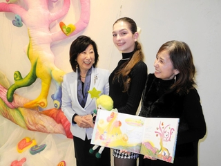 ウクライナ出身のバレリーナ、イザベラさん（中央）を囲む伊藤紀美子さん（左）と萩原千恵子さん＝神戸市中央区山本通１