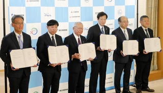 神戸市などと連携協定を結んだ（左から）アイパークインスティチュートの藤本利夫社長や三菱商事の佐藤聡常務執行役員ら＝神戸市役所