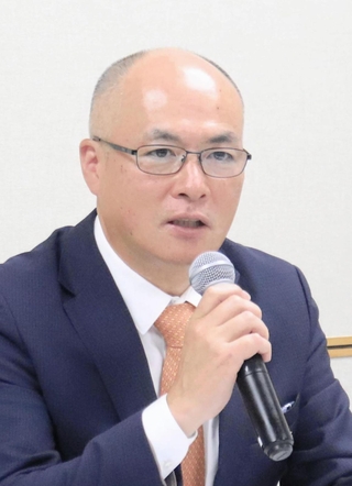 記者会見する住友ゴム工業の新社長に内定した国安恭彰取締役常務執行役員（同社提供）