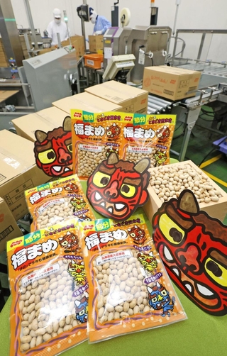 節分に向け、出荷作業が続く福豆＝22日午前、神戸市長田区神楽町２、吉田ピーナツ食品（撮影・丸山桃奈）
