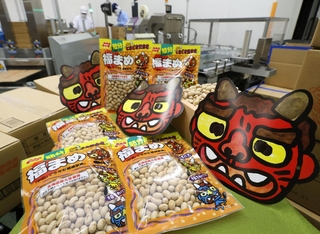 節分に向け、出荷作業が続く福豆＝22日午前、神戸市長田区神楽町２、吉田ピーナツ食品（撮影・丸山桃奈）