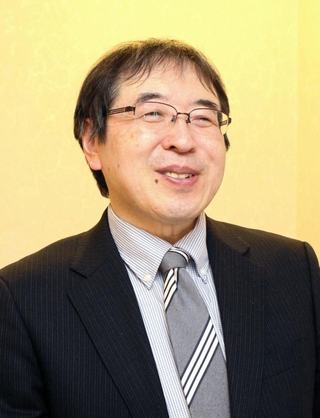 インタビューに応じる神戸大経済経営研究所の家森信善教授＝神戸市中央区港島中町６