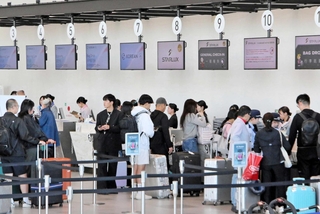 国際チャーター便の出発客でにぎわう神戸空港の第２ターミナルビル＝神戸市中央区