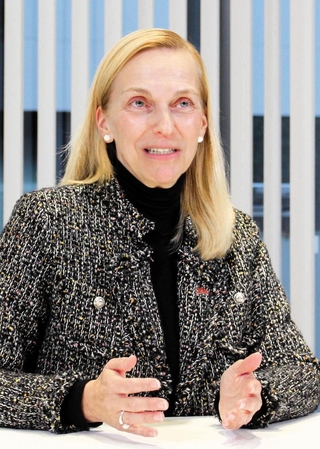 インタビューに応じる日本イーライリリーのシモーネ・トムセン社長＝神戸市中央区磯上通５