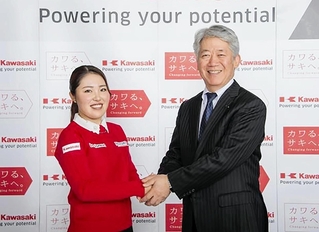 スポンサー契約を結んだ古江彩佳選手（左）と握手する川崎重工業の橋本康彦社長（同社提供）