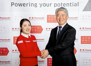 スポンサー契約を結んだ古江彩佳選手（左）と握手する川崎重工業の橋本康彦社長（同社提供）