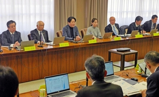 工場用地の確保策などについて意見を交わす「ひょうご経済・雇用戦略推進会議」のメンバーら＝兵庫県庁