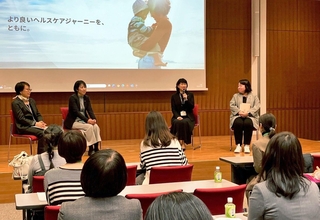 シスメックスの４人の女性管理職が登壇し、参加者にアドバイスした＝神戸市西区、シスメックステクノパーク（サロン事務局提供）
