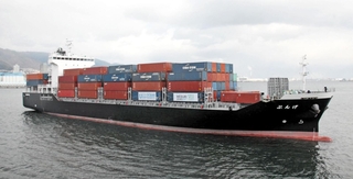 自動運航での離着岸を公開したコンテナ船「げんぶ」＝神戸港