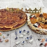 ガレット・デ・ロワ（左）とパン生地のクーロンヌ・デ・ロワ。手前は生地の中に入る陶器の人形＝神戸市中央区港島中町６