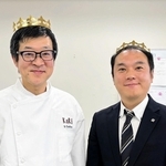 「ガレット・デ・ロワ」の催しをＰＲする兵庫県洋菓子協会の栗原栄徳副会長（左）と、協力するユーハイムの藤本浩二課長＝神戸市中央区港島中町６