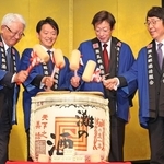 鏡開きをする（右から）李相烈駐神戸大韓民国総領事、久元喜造神戸市長、斎藤元彦兵庫県知事、川崎博也神戸商工会議所会頭＝５日午後、神戸市中央区港島中町６、神戸ポートピアホテル（撮影・丸山桃奈）