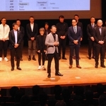 今年の抱負などを語ったアシックスの富永満之社長（手前中央）と幹部ら＝神戸市中央区浪花町、神戸朝日ホール