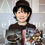 世界中のローカルチョコレートをそろえるカタログ「幸福のチョコレート」をＰＲするバイヤーの木野内美里さん＝神戸市中央区新港町、フェリシモ本社